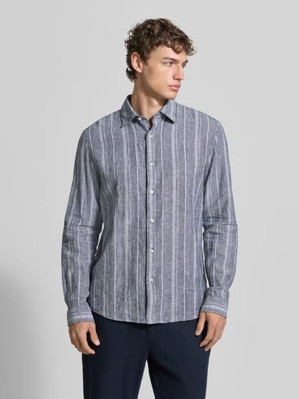 Männermodel trägt Regular Fit Freizeithemd aus Leinen-Baumwoll-Mix mit Kentkragen von MCNEAL, blaues Streifenmuster, Knopfleiste, Ganzkörperansicht von vorne. Rückenlänge bei Größe M 76 cm, Schulterbreite 47 cm, Ärmellänge 67 cm.