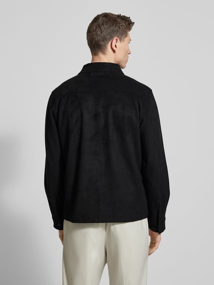 Männermodel trägt Regular Fit Freizeithemd in Wildleder-Optik Modell 'ENASO' von HUGO, schwarze Farbe, Rückansicht, Ganzkörperansicht