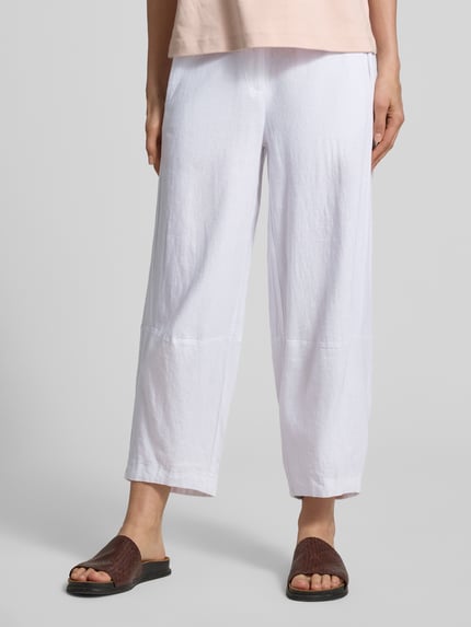 Frauenmodel trägt Stoffhose aus Leinen-Viskose-Mix Modell 'Lava' von FREE/QUENT, weiß, lockerer Schnitt, Nahaufnahme Unterkörper, Damen Relaxed Fit.