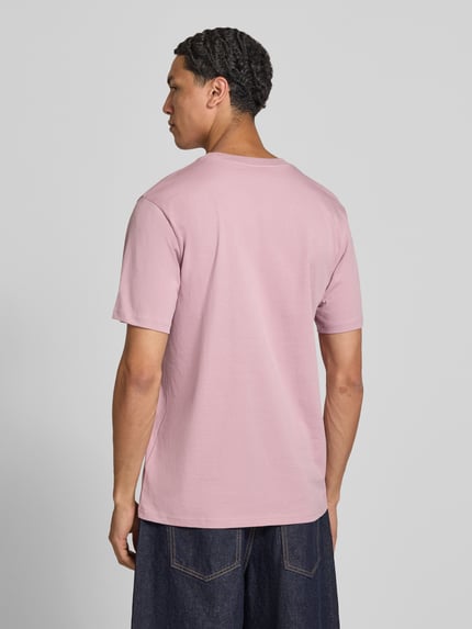 Männermodel trägt Regular Fit T-Shirt mit Brusttasche von Carhartt Work In Progress aus Reine Baumwolle, Rückenlänge 71 cm, Ganzkörperansicht Rückansicht.