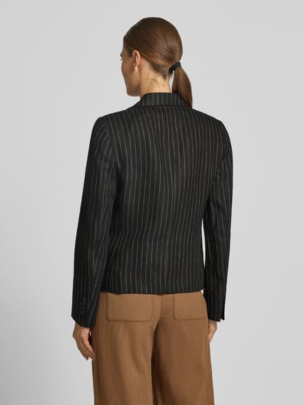 Frauenmodel trägt Regular Fit Longblazer aus Leinen mit Pattentaschen von Lauren Ralph Lauren, wzór w cienkie prążki, kołnierz z połami, zapięcie na 1 guzik, długi rękaw, kieszenie z patką, wykończenie z czystego lnu, wzór na całej powierzchni, czarno-brązowe kolory, lekka faktura tkaniny, Ganzkörperansicht Rückansicht.