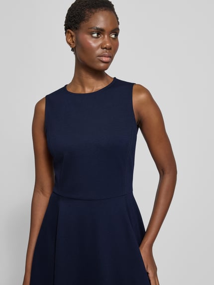 Frauenmodel trägt knielanges Kleid aus Viskose-Mix mit Gürtel Modell 'CHARLEY' von Lauren Ralph Lauren, dunkelblau, Nahaufnahme Oberkörper.