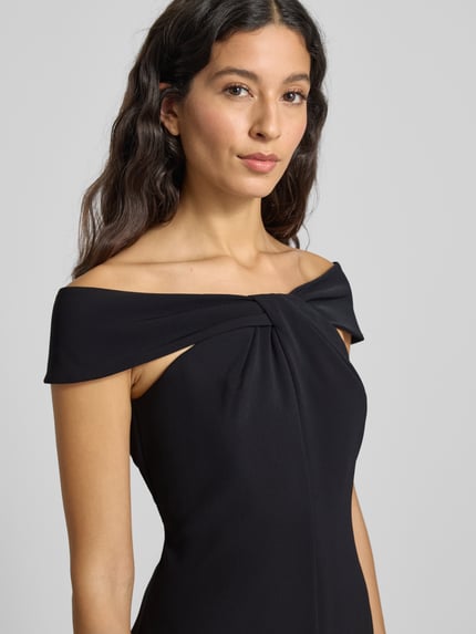 Frauenmodel trägt knielanges Cocktailkleid mit Knoten-Detail Modell 'TAKOTA' von Lauren Ralph Lauren aus schwarzem Stretch-Material, Nahaufnahme Oberkörper.
