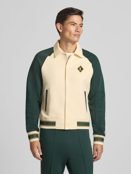 Mężczyzna nosi Regular Fit Sweatjacke aus Baumwoll-Mix von Lacoste w beżowo-zielonym kolorze, Ganzkörperansicht von vorne.