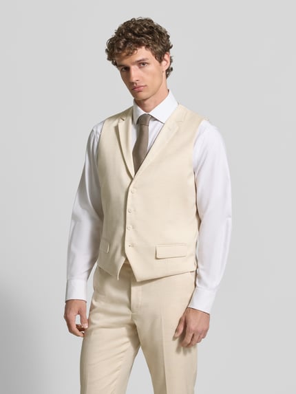 Männermodel trägt Regular Fit Weste mit reverskraag van MCNEAL, materiaalmix met linnen, knoopsluiting, klepzakken, ganzkörperansicht van voren.