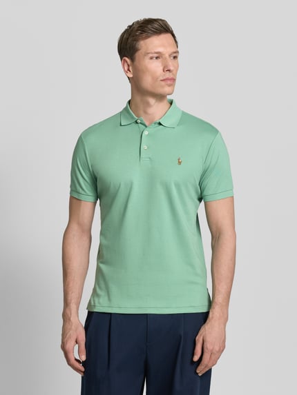 Mężczyznę model nosi Regular Fit Poloshirt aus reiner Baumwolle von Polo Ralph Lauren, gładki, krój regular fit, logo, kołnierzyk polo, zapięcie na trzy guziki, krótkie rękawy z ściągaczami, rozcięcia po bokach, jersey, czysta bawełna, widok na całe ciało z przodu.