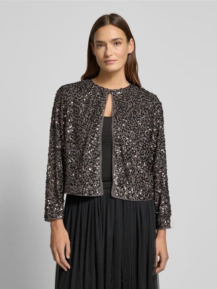 Vrouwenmodel draagt Blazer met Pailletten en Rundhalsausschnitt Modell 'EXPLORE' van comma, regular fit, chiffon, zwart, detailopname bovenlichaam.