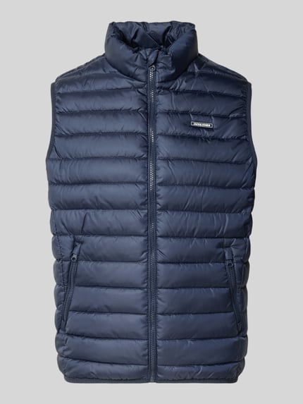 Produktfoto, Steppweste mit Reißverschlusstaschen Modell 'ELVIS' von JACK & JONES, krój regular fit, granatowy, stójka, zamek błyskawiczny, detal z logo, długość tyłu w rozmiarze M: 67 cm, szerokość ramion w rozmiarze M: 41 cm, szerokość klatki piersiowej w rozmiarze M: 54 cm, tekstura pikowana