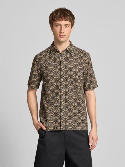 Männermodel trägt Regular Fit Freizeithemd aus reiner Baumwolle Modell 'JOHNSON' von Only & Sons mit Allover-Muster, Ganzkörperansicht von vorne.