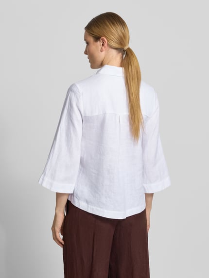 Frauenmodel trägt Relaxed Fit Leinenbluse mit 3/4-Arm von Christian Berg Woman in Weiß, reine Leinenstruktur, Rückenansicht, Ganzkörperansicht Rückansicht.