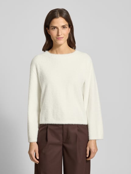 Frauenmodel trägt Oversized Strickpullover mit überschnittenen Schultern Modell 'FEATHER' von Tom Tailor Denim, unifarben, fein strukturiert, Rundhals, langarm, locker geschnitten, Feinripp-Textur, Ganzkörperansicht von vorne.