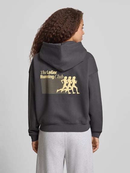 Frauenmodel trägt Oversized Sweatjacke mit Kapuze Modell 'Admira' von LeGer by Lena Gercke in Dunkelgrau mit Print, Baumwoll-Mix, Ganzkörperansicht Rückansicht.