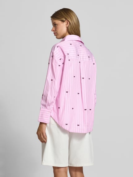 Vrouwenmodel draagt roze regular fit overhemdblouse met all-over motief van model 'OREGON' van ONLY, Dames, volledige achteraanzicht