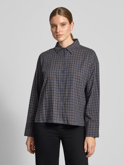 Frauenmodel trägt Bluse mit Kentkragen Modell 'Lennie' von My Essential Wardrobe in Blau, Boxy Fit, reine Baumwolle, Nahaufnahme Oberkörper.