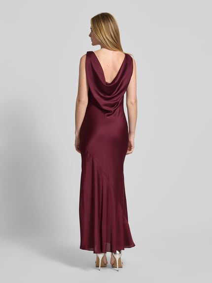 Vrouwenmodel draagt Slim Fit Avondjurk in mouwloos design van SWING, satijn, cascadehals, ruglengte maat 36: 137 cm, borstwijdte: 33 cm, bordeauxrood, glanzende textuur, Ganzkörperansicht Rückansicht.
