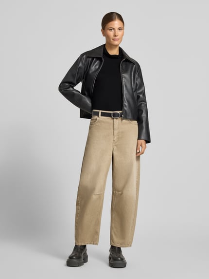 Frauenmodel trägt Slim Fit Longsleeve aus Viskose-Mix Modell 'Liana' von FREE/QUENT, Schwarzton, glattes Material, Ganzkörperansicht von vorne. Damen Longsleeve von FREE/QUENT, Viskose-Elasthan-Mix, Slim Fit, Stehkragen, Rückenlänge bei Größe S: 60 cm.