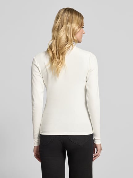 Männermodel trägt Slim Fit Longsleeve aus elastischem Baumwoll-Mix von Karo Kauer, kolor kremowy, gładka tekstura, krój slim fit, długość pleców w rozmiarze S: 61 cm, widok całej sylwetki z tyłu