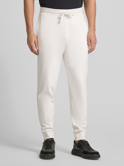Männermodel draagt Regular Fit Jogginghose uit puur katoen Model 'DAYOTE232' van HUGO, look: effen, labelprint, boord, zij-steekzakken, sweat, voorkant bovenbenen, Ganzkörperansicht van voren.