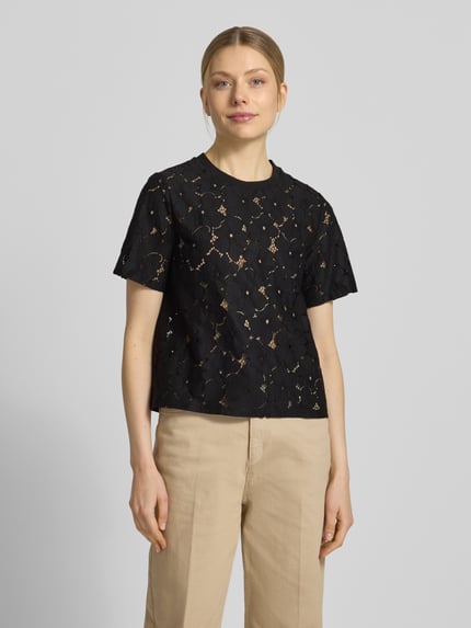 Frauenmodel trägt Regular Fit T-Shirt aus Spitze Modell 'SALLIE' von Vero Moda, Optik: Unifarben, Rundhals, Kurzarm, Baumwoll-Mix, Ganzkörperansicht von vorne.
