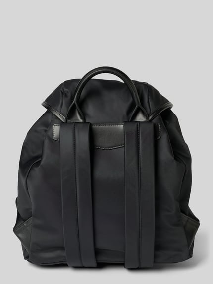 Produktfoto, Rucksack mit Label-Applikation von Emporio Armani in Schwarz mit Tragehenkel und Schulterriemen, glatte Struktur, Rückansicht, Kontext: Hauptfach mit Überschlag und Tunnelzug, Maße 30x34x15 cm, Schulterriemen 91 cm.