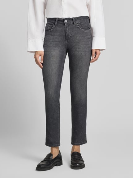 Vrouwenmodel draagt Slim Fit Jeans met lyocell-aandeel Model 'MONROE' van Liu Jo White in donkergrijs, 5-pocketmodel, verkort, knoop- en ritssluiting, mix van katoen en lyocell, dames jeans, Ganzkörperansicht van voren.