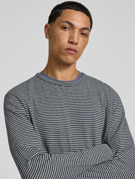 Männermodel trägt Regular Fit Longsleeve aus linnenmix van Officine Générale met fijne streepmotief, ronde hals, heren, ruglengte maat M 66 cm, nahaufnahme oberkörper