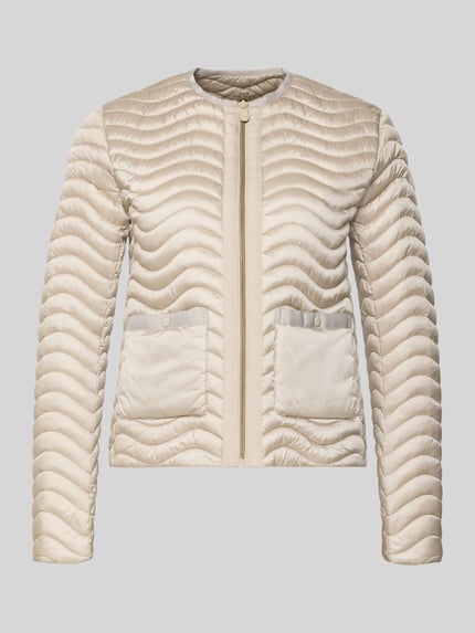 Produktfoto, Slim Fit Steppjacke mit aufgesetzten Taschen Modell 'Tamina' von SAVE THE DUCK, beżowy kolor, faktura pikowana, krój slim fit, steppowany wygląd, kieszenie naszywane, zamek błyskawiczny, dekolt okrągły, długość tyłu w rozmiarze S: 55 cm, szerokość ramion w rozmiarze S: 38 cm, szerokość w rozmiarze S: 47 cm, długość rękawa w rozmiarze S: 62 cm