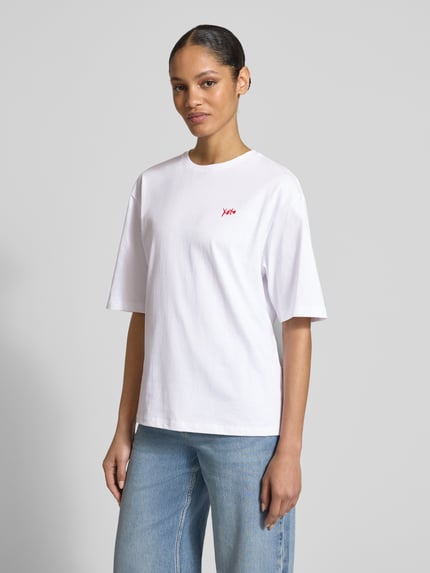 Vrouwenmodel draagt Relaxed Fit T-shirt met motiefstitching van comma, wit, mix van katoen en elastaan, ronde hals, halflange mouwen, ruglengte maat 36: 62 cm, vooraanzicht hele lichaam.