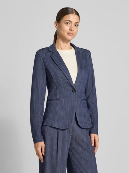 Frauenmodel trägt Blazer aus Viskose-Mix mit Reverskragen Modell 'KATE' von ICHI, tailliert, blaue Farbe, feine Streifen, Ganzkörperansicht von vorne.