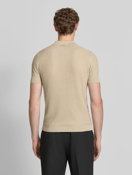 Männermodel trägt Slim Fit Poloshirt aus Viskose-Mix mit Leinen-Anteil von Antony Morato, Strick-Optik, Rückenlänge 70 cm, Ganzkörperansicht Rückansicht.