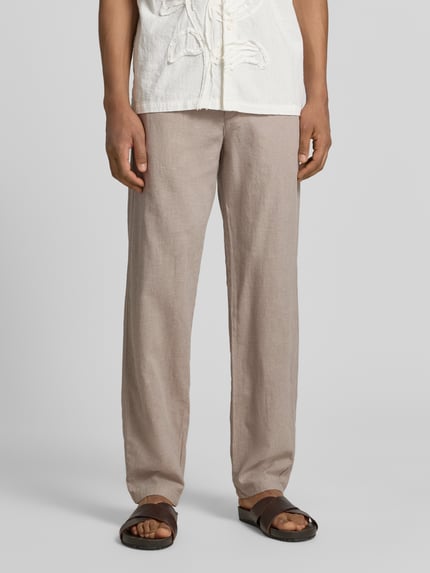 Männermodel trägt Hose aus Leinen-Baumwoll-Mix mit elastischem Bund von Lindbergh in Beige, Regular-Fit, Eingrifftaschen, Nahaufnahme Oberkörper. Bundweite bei Größe M: 40 cm, Innenbeinlänge bei Größe M: 79 cm.