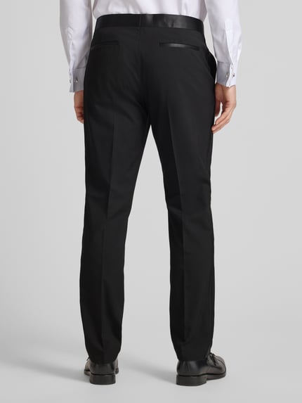 Männermodel trägt Regular Fit stoffen broek met viscose van Christian Berg Men, elastische materiaalmix, persplooien, achterzakken, haakjes- en ritssluiting, kleur zwart, ganzkörperansicht rückansicht.