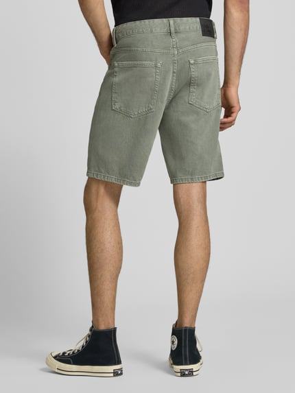 Männermodel trägt Regular Fit Jeansshorts aus reiner Baumwolle Modell 'EDGE' von Only & Sons in Denim-Optik, Ganzkörperansicht Rückansicht.