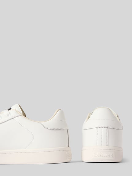 Produktfoto, Sneaker aus echtem Leder Modell 'LOWELL01' von Blauer USA in Weiß mit abgerundeter Form, strukturierter Sohle und Label-Print