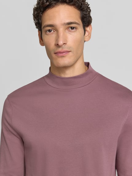 Mężczyznamodel nosi Regular Fit Longsleeve aus reiner Baumwolle mit Stehkragen von Christian Berg Men, bawełna, krój regular fit, stójka, elastyczne wykończenia, długość tyłu w rozmiarze M: 65 cm, zbliżenie na górną część ciała.