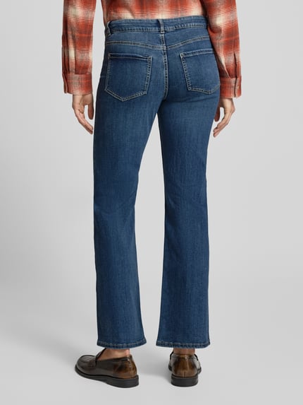 Frauenmodel trägt Straight Fit Jeans aus Viskose mit Eingrifftaschen von Christian Berg Woman in Dunkelblau, Ganzkörperansicht Rückansicht. Reine Viskose, sichtbare Eingrifftaschen, Knopf- und Reißverschluss, Bundweite 38 cm, Innenbeinlänge 78 cm.