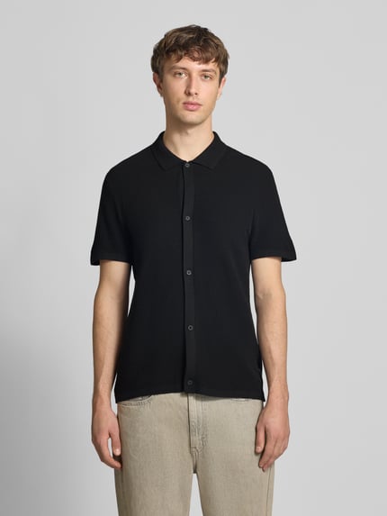 Männermodel trägt Regular Fit Freizeithemd mit Polokragen und Knopfleiste von Jack & Jones, Schwarz, Baumwoll-Mix, Ganzkörperansicht von vorne.