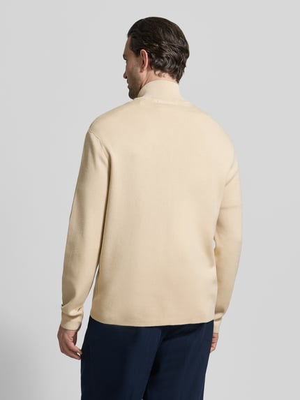 Männermodel trägt Relaxed Fit Strickjacke aus Viskose-Mix Modell 'TELLER' von SELECTED HOMME, unifarben, Rückansicht, Ganzkörperansicht.