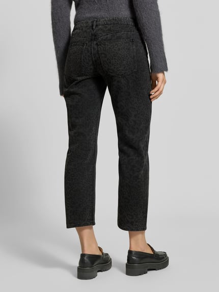 Frauenmodel trägt Boot Cut Fit Jeans aus Baumwoll-Mix von Juvia in Schwarz mit dezentem Animalprint und 5-Pocket-Design, Ganzkörperansicht Rückansicht.
