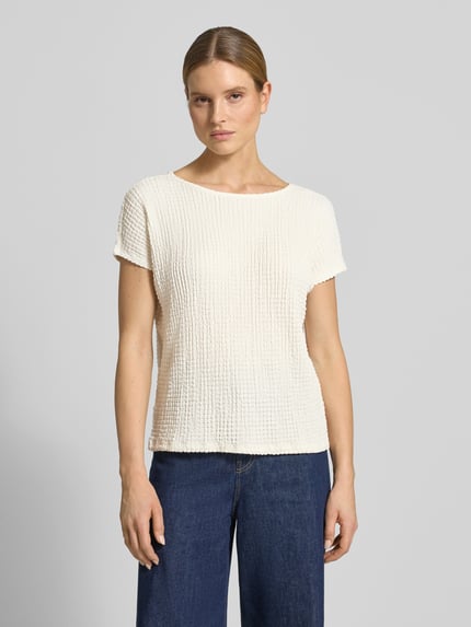 Modelka kobieta nosi Relaxed Fit T-Shirt mit Strukturmuster od s.Oliver RED LABEL, kolor jednolity, faktura crinkle, krótkie rękawy, przód, ujęcie całej sylwetki.