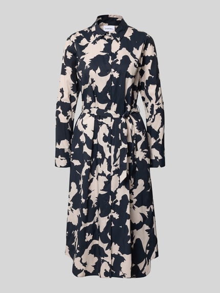 Produktfoto, Hemdblusenkleid im Allover-Look mit Bindegürtel von Comma, aus Baumwoll-Mix mit Stretch-Anteil, A-Linie, Midikleid, Brustweite 49 cm, Rückenlänge 120 cm, Ärmellänge 60 cm, schwarz-weiß mit abstraktem Print und glatter Textur.