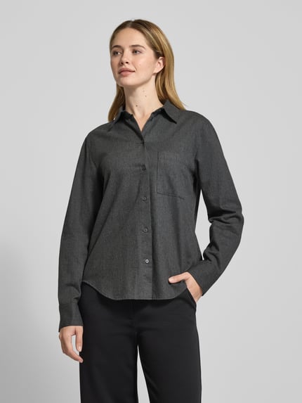 Frauenmodel trägt Regular Fit Hemdbluse aus reiner Baumwolle von Marc O'Polo, Melange-Optik, fein gewebte Struktur, Brusttasche, Ganzkörperansicht von vorne.
