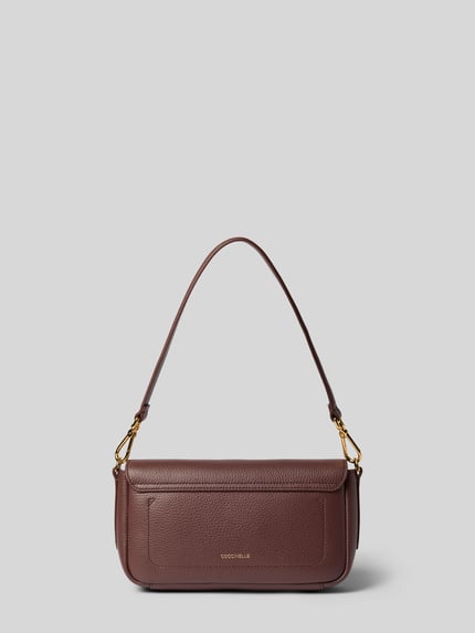Produktfoto, Shoulder Bag mit Logo-Detail von Coccinelle in Braun mit Strukturmuster, Überschlag und abnehmbarem Schulterriemen, goldene Details, Breite 28 cm, Länge 16 cm, Tiefe 6 cm, Länge Schulterriemen 96 cm, Hauptfach und Innenfach mit Reißverschluss
