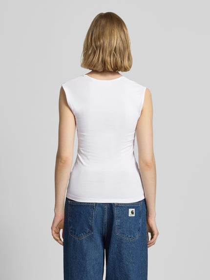 Frauenmodel trägt Top mit Karree-Ausschnitt Modell 'ISABELLA GIGI' von JJXX aus weißem Baumwoll-Mix mit Stretch-Anteil, körpernaher Schnitt, Rückenlänge bei Größe S 50 cm, Ganzkörperansicht Rückansicht.