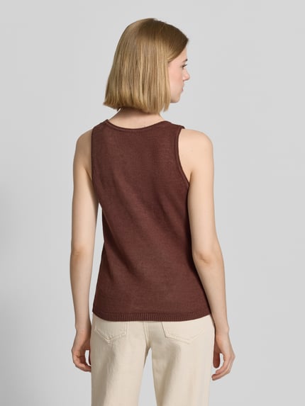 Frauenmodel trägt Tanktop mit Rundhalsausschnitt von Stefanel in Braun, Flachs-Mix mit Baumwoll-Anteil, gerippter Saum, Ganzkörperansicht Rückansicht.