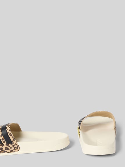 Produktfoto, Badeschuhe mit Animal Print Modell 'ADILETTE SHOWER' von adidas Sportswear, Optik: Unifarben, Schuhspitze: rund, Absatzform: flach, Muster: Animal Print, Applikation: Label-Prägung, Sohle: strukturiert