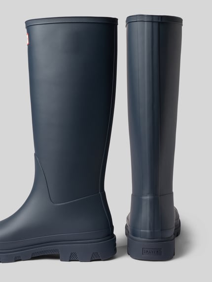 Produktfoto, Stiefel mit Logo-Detail von Hunter, granatowy kolor, zaokrąglony krój, gładka powierzchnia, profilowana podeszwa, wysokość obcasa: 3 cm, wysokość cholewki: 37 cm, szerokość w rozmiarze 40: 16 cm
