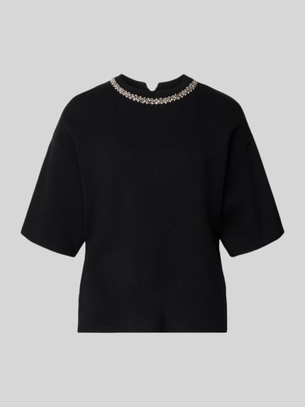 Produktfoto, schwarzes Strickshirt mit Ziersteinbesatz Modell 'DORISE' von ICHI aus Viskose-Mix, lockerer Schnitt, Rundhalsausschnitt.