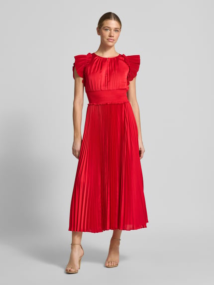 Frauenmodel trägt Midikleid mit Plisseefalten Modell 'Dilia' von JOOP! aus rotem Satin, taillierter Schnitt, Rundhalsausschnitt, Ganzkörperansicht von vorne. Brustweite 42 cm, Rückenlänge 127 cm, Ärmellänge 10 cm in Größe 36.