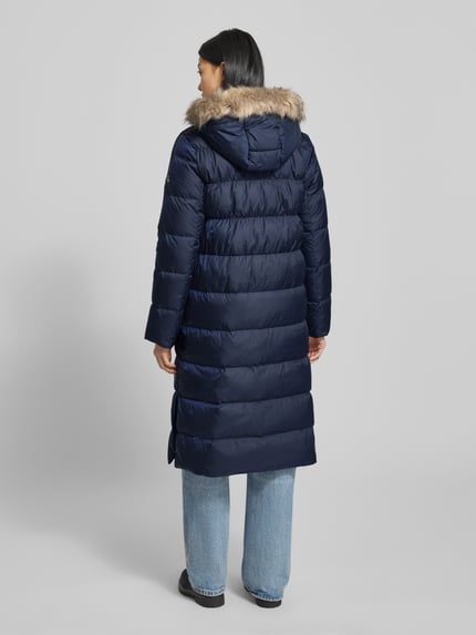 Vrouwenmodel draagt Steppmantel mit Kapuze und Reißverschlusstaschen van Lauren Ralph Lauren, marineblauw, regular fit, kunstbont, lange mouwen, volledige achterkant.